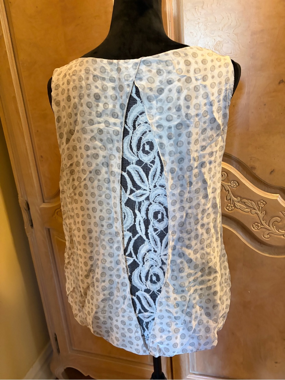 Sleeveless White Dot-Print Blouse with Scoop Neck